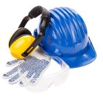 La decisione 2024/2599 della Commissione europea ha portato a un ampio aggiornamento di una serie di norme sui prodotti DPI. Questi aggiornamenti rafforzano ulteriormente gli standard di sicurezza, che riguardano i sistemi di protezione anticaduta, i respiratori a filtro, le calzature da lavoro, gli elmetti isolati elettricamente e i dispositivi di protezione degli occhi e del viso. In particolare, sono stati rivisti la durata, i metodi di prova di sicurezza e i requisiti tecnici. I nuovi standard rappresentano un importante passo avanti per la sicurezza dei lavoratori e garantiscono l'adozione di elevati standard di sicurezza nella produzione e nell'utilizzo dei DPI in tutta Europa.